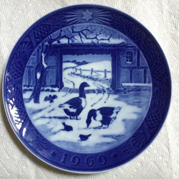 Royal Copenhagen Christmas collector Plate 1969 in the old farm yard - Picture 1 of 2